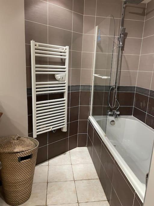 Appartement Sur Le Parvis De La Cathedrale Senlis  Zewnętrze zdjęcie